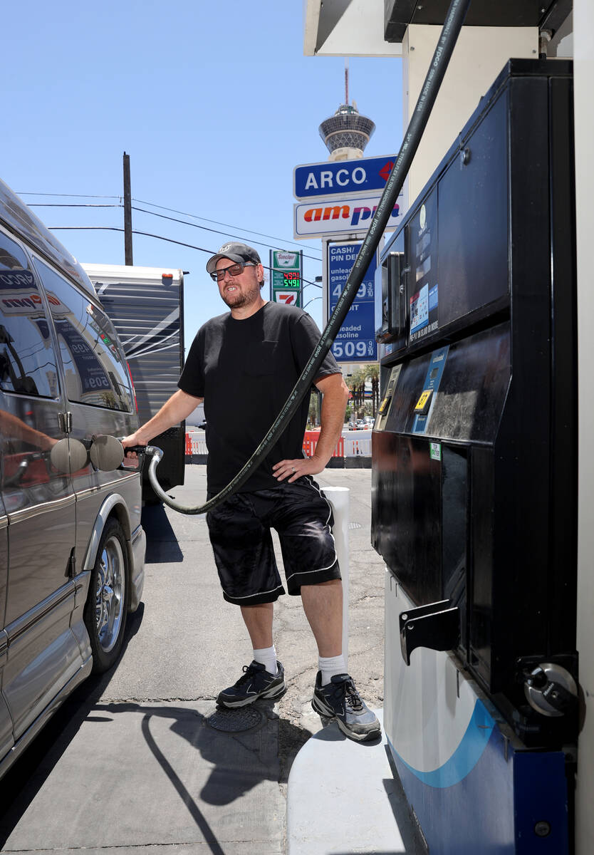 Kenny Nelson of Phoenix fills up at a gas station on Las Vegas Boulevard at Oakey Boulevard in ...