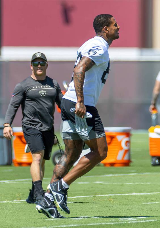 Raiders tight end Darren Waller (83) runs towards teammates during minicamp practice at the Rai ...