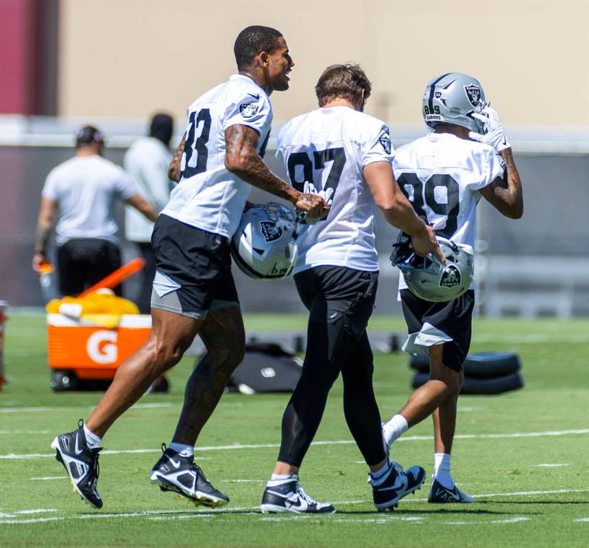 Raiders tight end Darren Waller (83) runs towards teammates during minicamp practice at the Rai ...