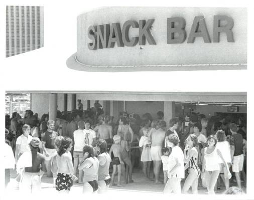 Wet 'n' Wild visitors line up at the snack bar in 1986. (Las Vegas Review-Journal)