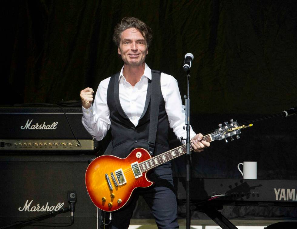 Richard Marx performs as the opener for Rod Stewart at Verizon Wireless Amphitheatre on Wednesd ...