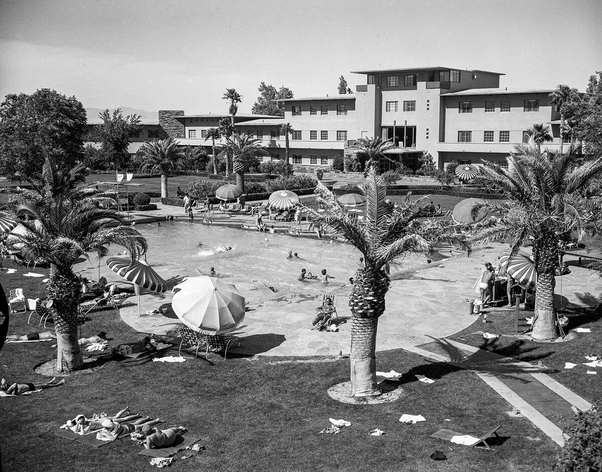 The Flamingo pool circa 1954. (Las Vegas News Bureau)