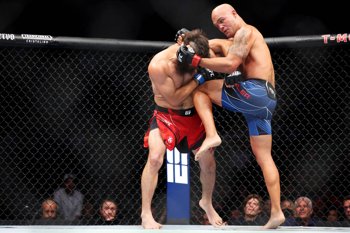 Robbie Lawler, right, throws a knee against Bryan Barberena during the first round in a welterw ...