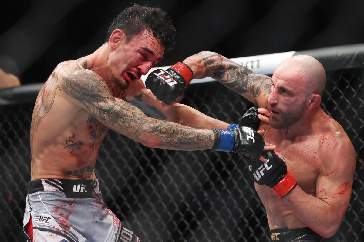 Alexander Volkanovski, right, connects a punch against Max Holloway in the fourth round of a fe ...