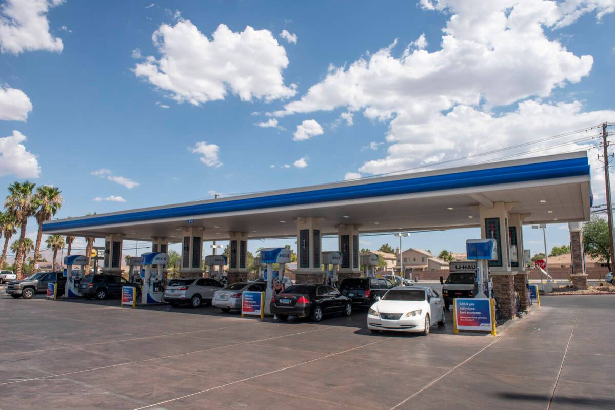 An Arco station on West Craig Road is almost full as gas prices in Las Vegas start to dip below ...