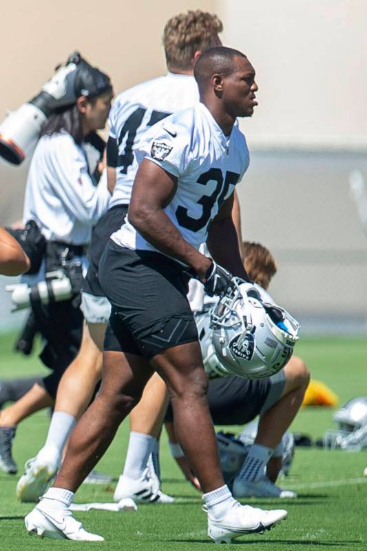 Raiders running back Zamir White (35) heads to the huddle during practice on Thursday, May 26, ...