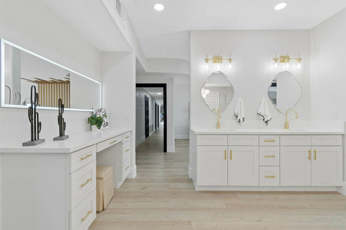 Master bath. (Darin Marques Group)