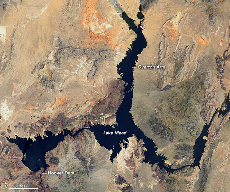 A photo shows Lake Mead in 2000. (NASA Earth Observatory)