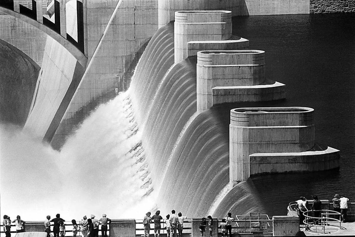 Tourists are seen at the Hoover Dam in summer 1983. (Las Vegas Review-Journal)