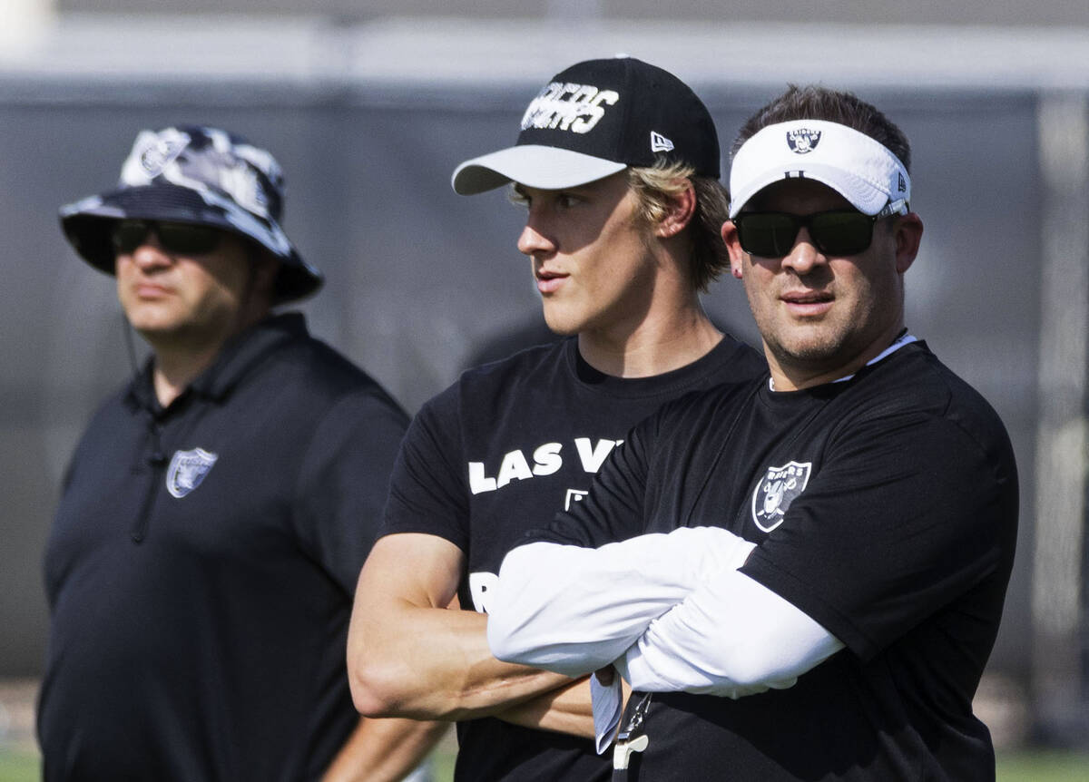 Raiders head coach Josh McDaniels, right, watches his players during team's practice at trainin ...