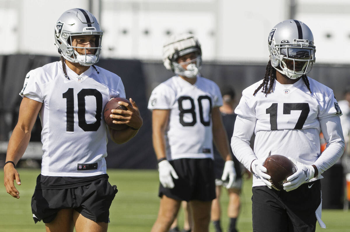 Raiders wide receivers Mack Hollins (10) tied end Jesper Horsted (80) and wide receiver Davante ...