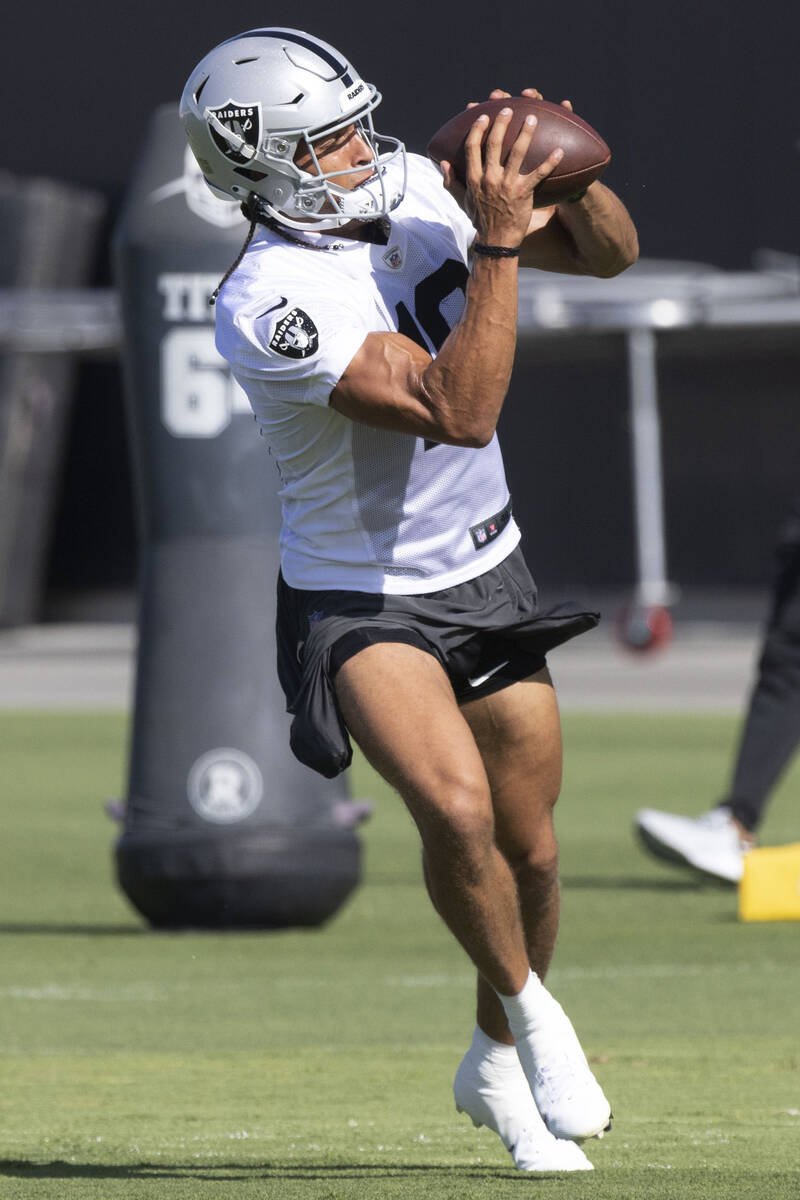 Raiders wide receiver Mack Hollins (10) makes a catch during the team’s training camp pr ...
