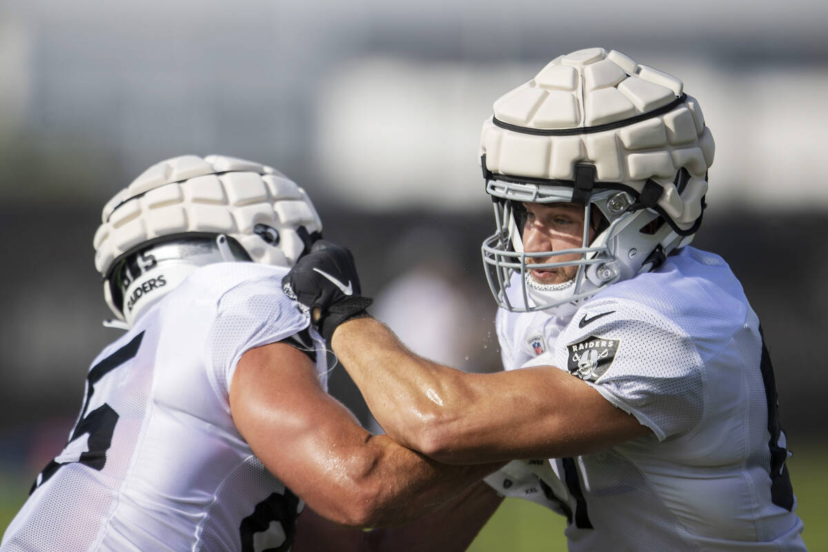 Raiders tight ends Cole Fotheringham (85) and Foster Moreau (87) drill during the team’s ...