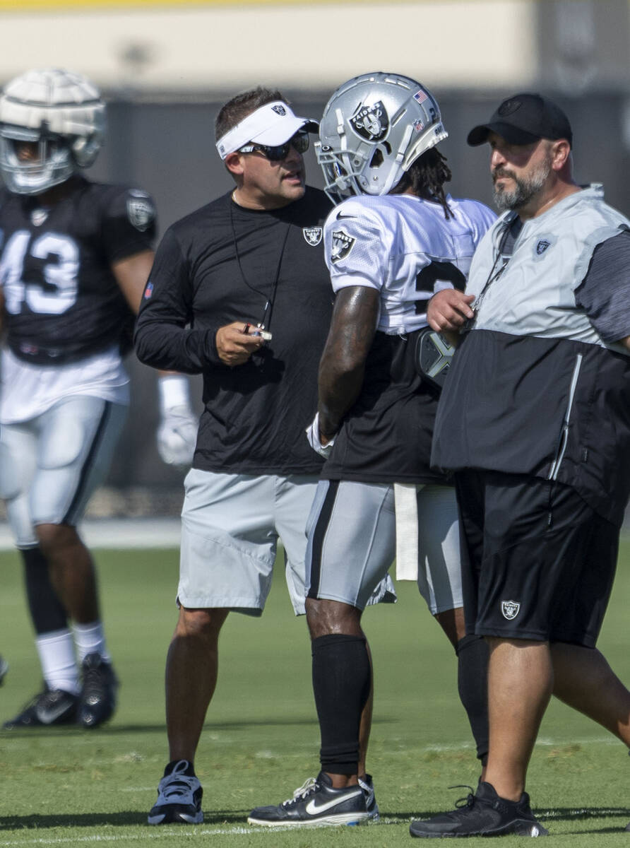 Raiders head coach Josh McDaniels instructs running back Ameer Abdullah (22) during the team&#x ...