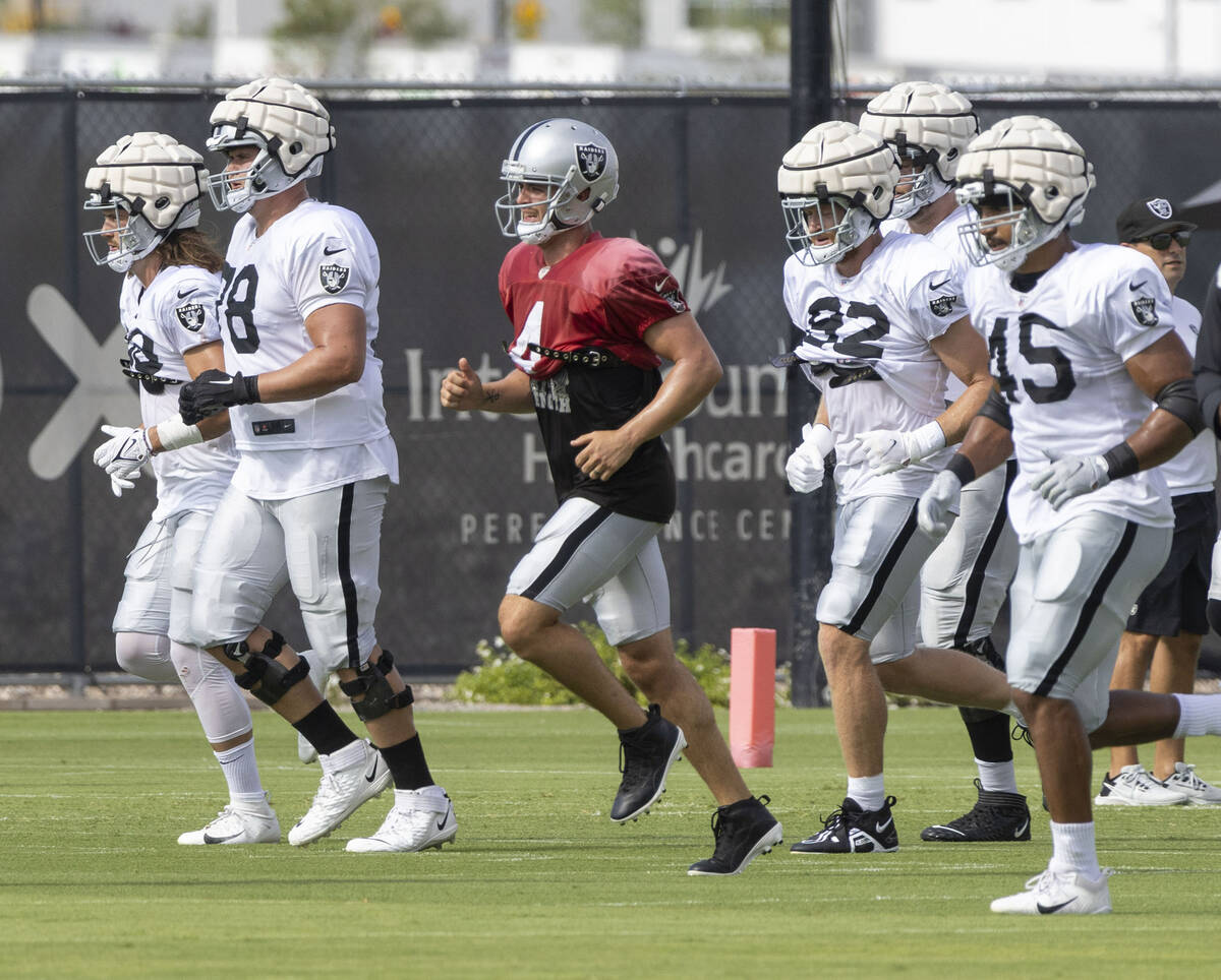 Raiders quarterback Derek Carr (4) runs with the tight ends during the team’s training c ...