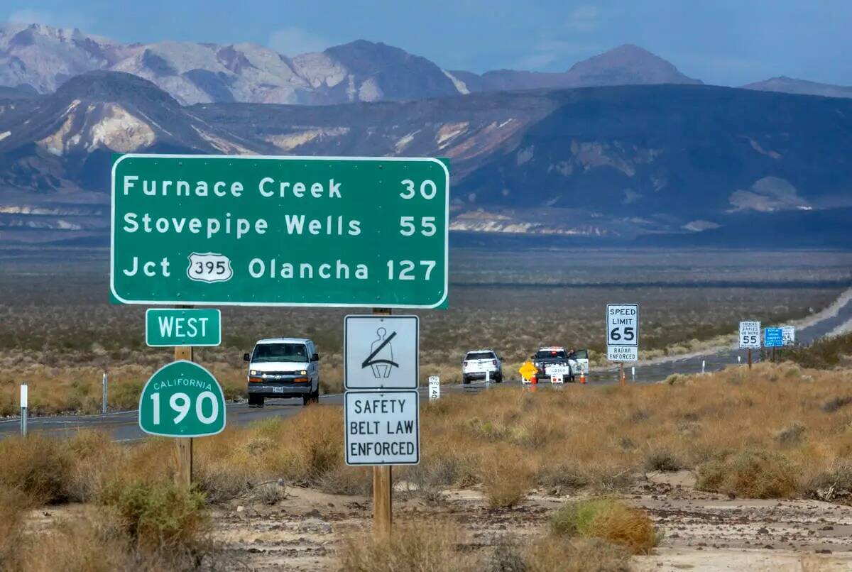 Una barricada permanece en la State Route 190 que conduce al Parque Nacional Death Valley tras ...