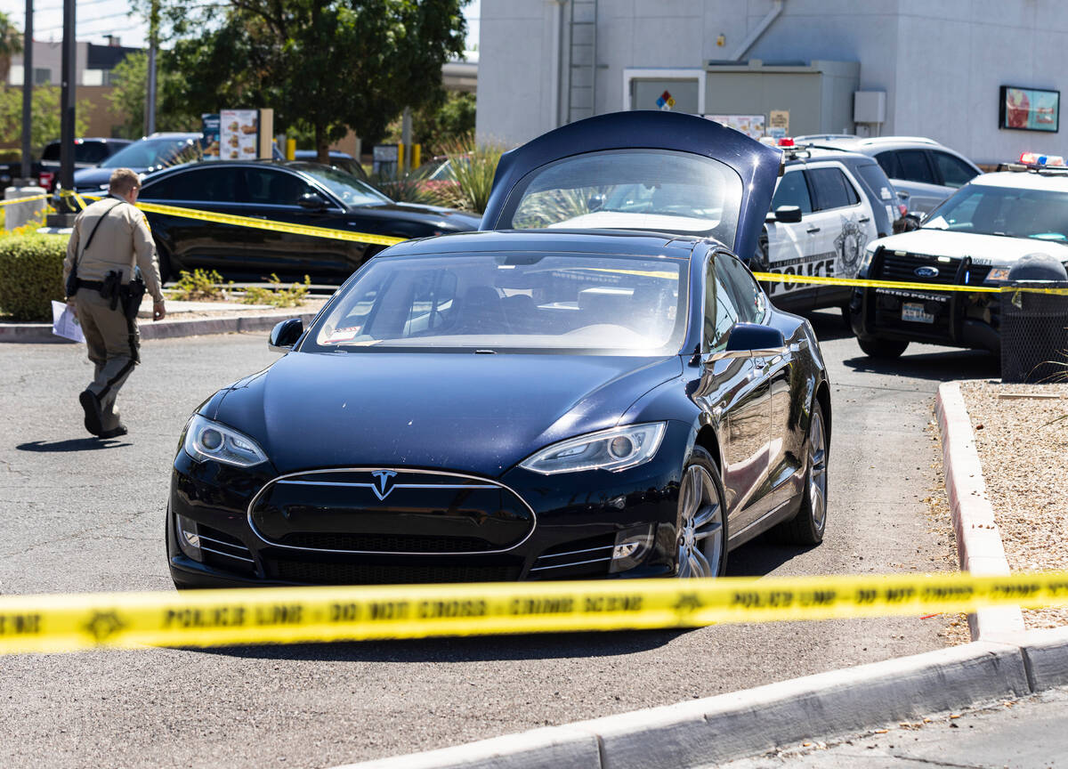 Las Vegas police investigate a shooting at he 3300 block of East Flamingo Road, on Monday, Aug. ...