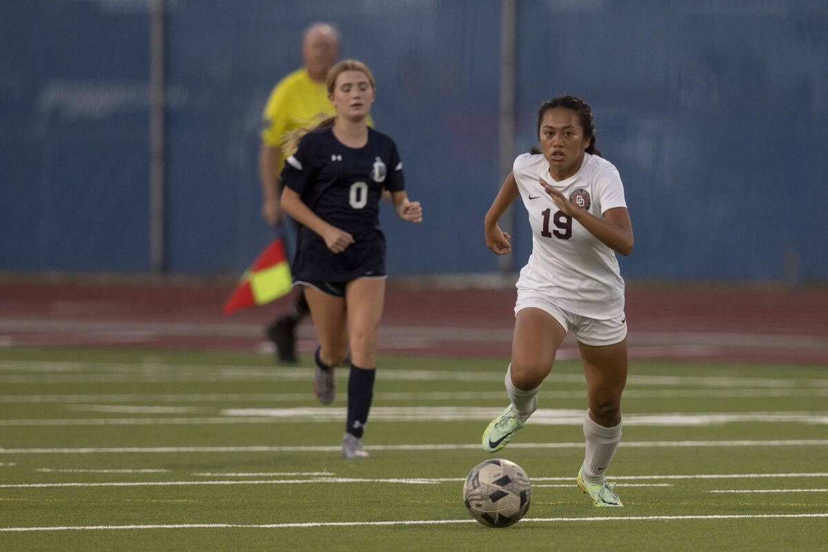 Desert Oasis senior Victoria Poon (19) dribbles the ball up the field during their game against ...