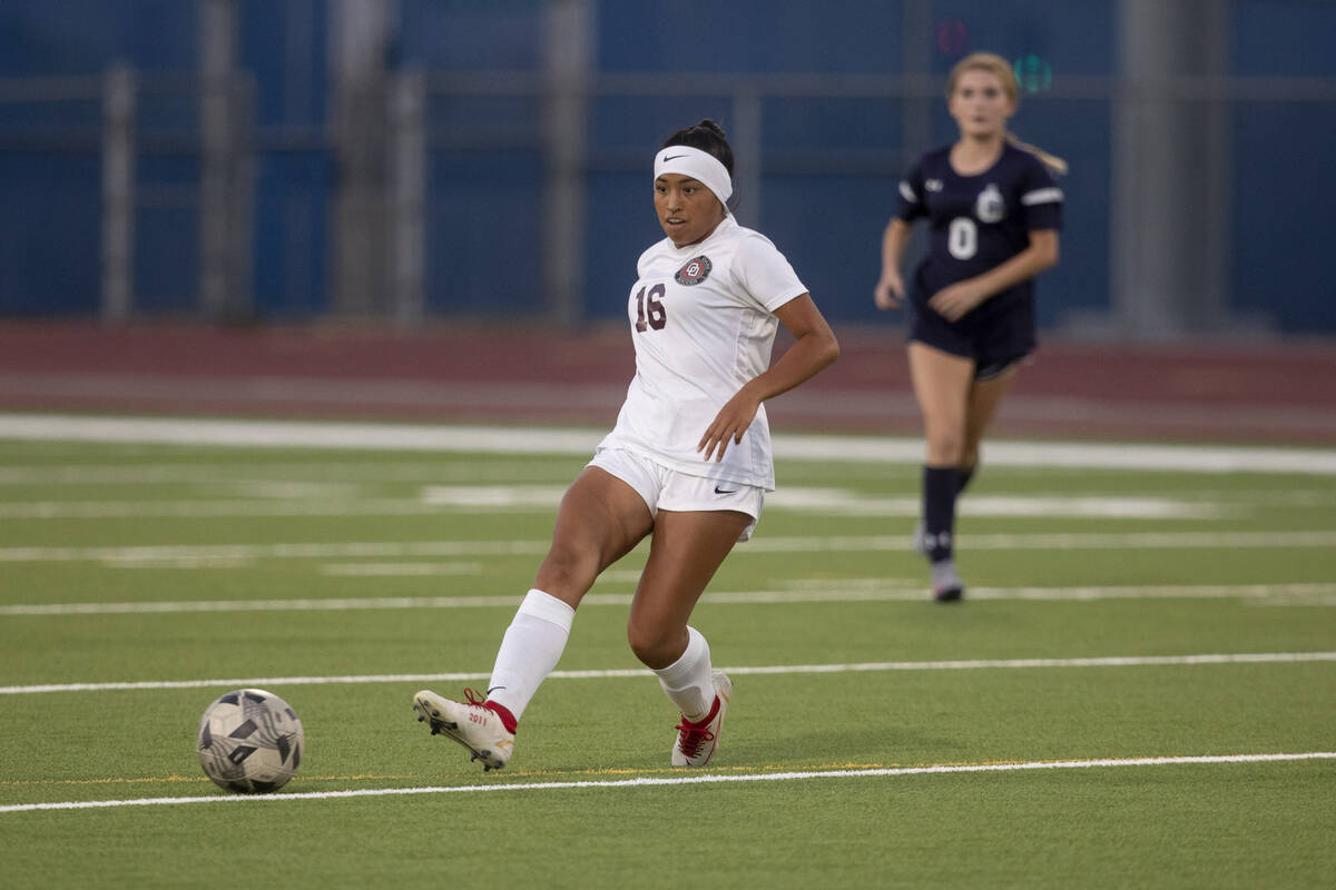 Desert Oasis senior Laila Esteban (16) makes a pass during their game against Centennial High S ...