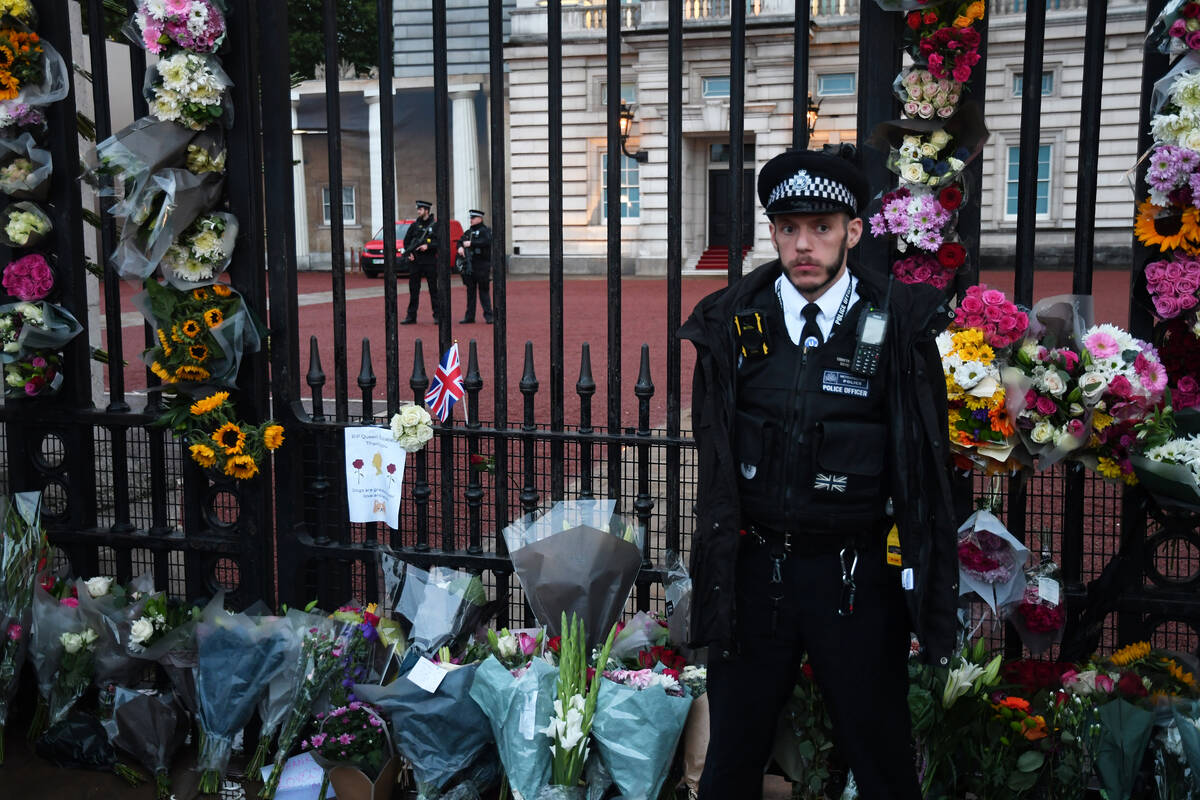 A guard stands outside Buckingham Palace on Thursday, Sept. 8, 2022. (Nick Robertson)