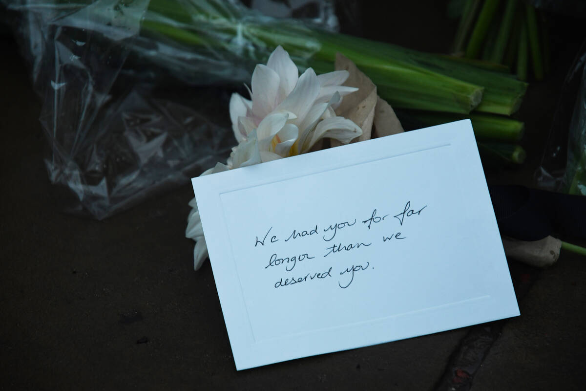 A note left in remembrance of Queen Elizabeth outside Buckingham Palace on Thursday, Sept. 8, 2 ...