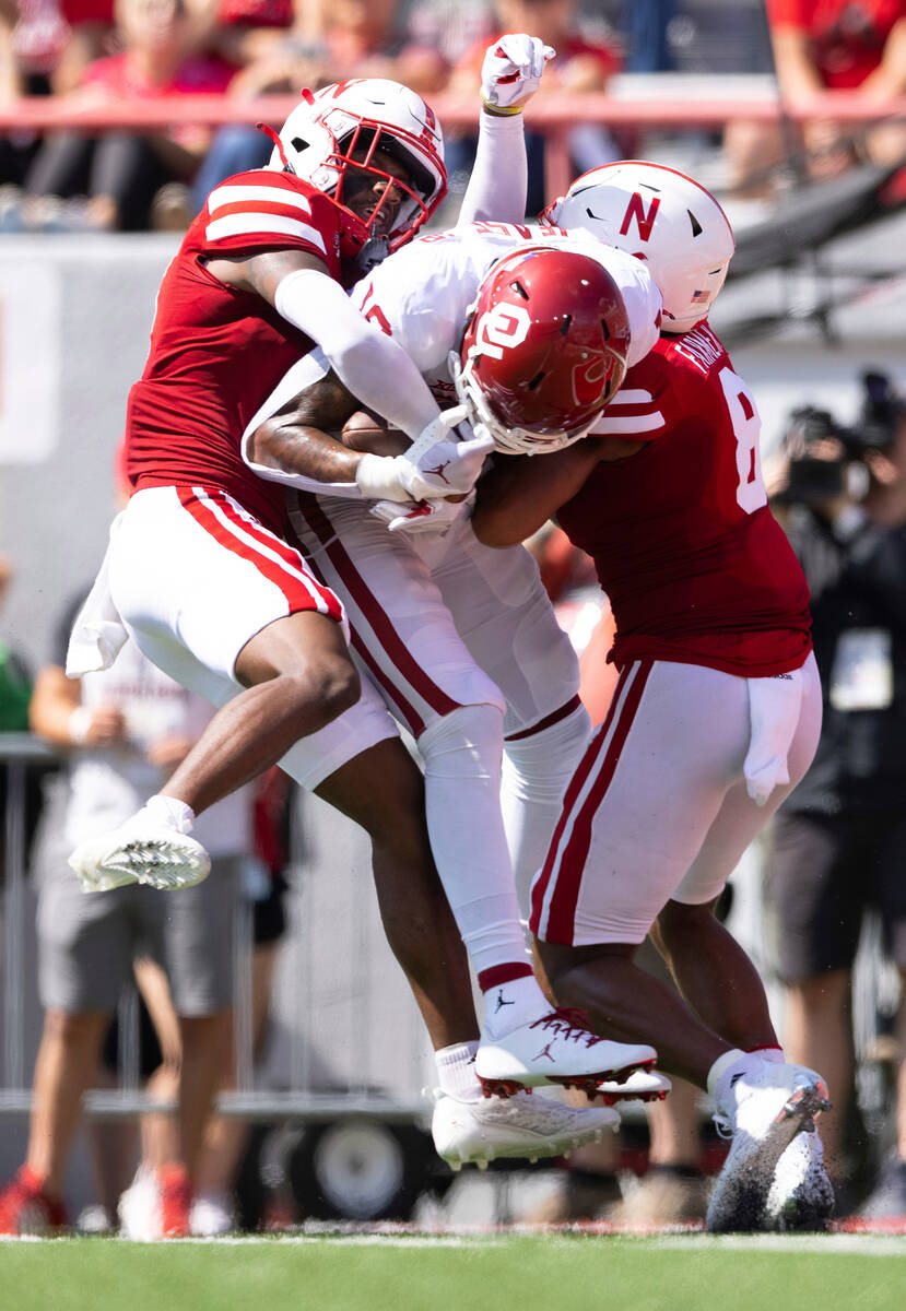 Oklahoma's Oklahoma wide receiver Theo Wease Jr., center, catches a touchdown pass between cove ...