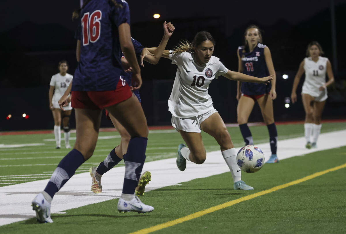 Desert Oasis' Erica Moreno (10) looks to keep the ball in during a soccer game at Liberty High ...