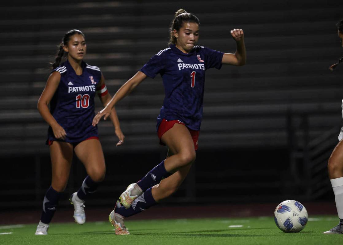 Liberty's Lillian Hastings (1) moves the ball against Desert Oasis during a soccer game at Libe ...