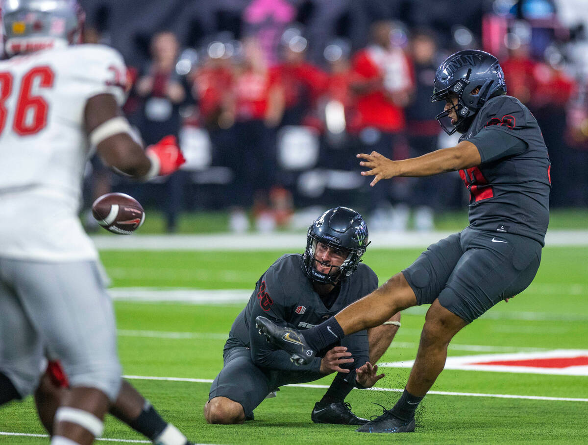 UNLV Rebels place kicker Daniel Gutierrez (32) makes his third field goal of the night held by ...