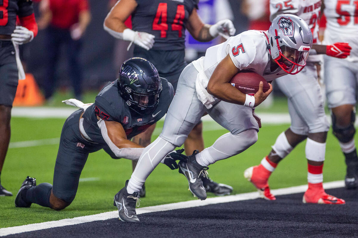 New Mexico Lobos quarterback Miles Kendrick (5) scampers into the end zone with UNLV Rebels lin ...