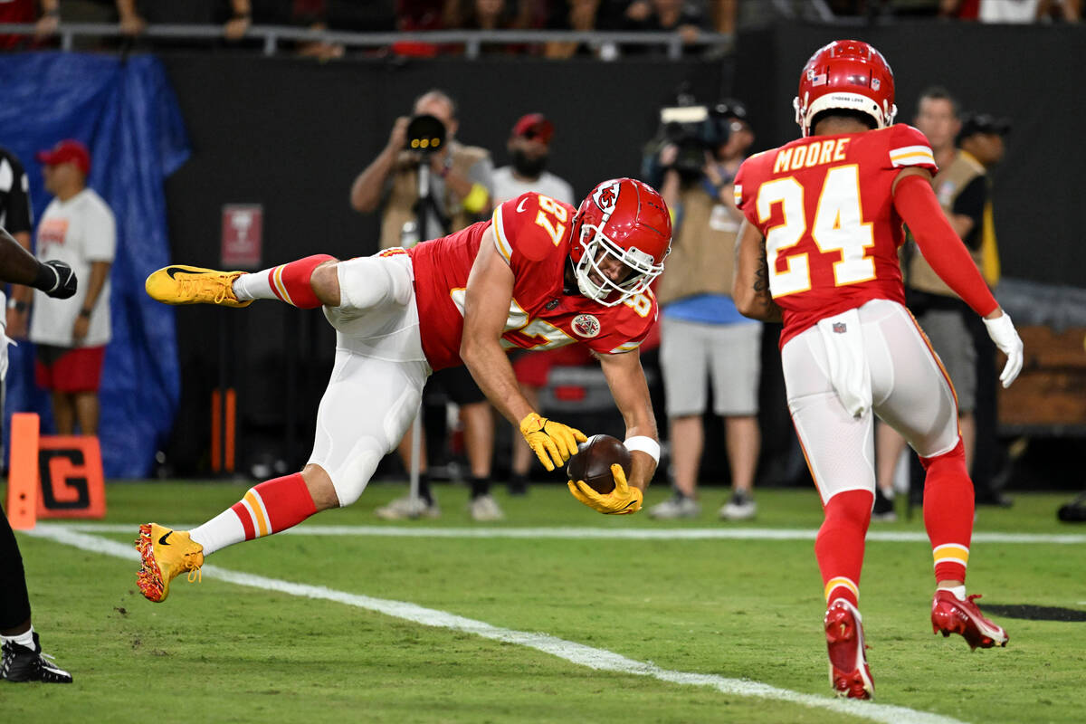 Kansas City Chiefs tight end Travis Kelce (87) makes a touchdown reception during the first hal ...