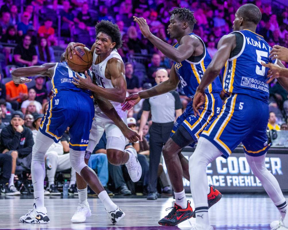 Metropolitans 92 forward Bandja Sy (10) gets tangled up with NBA G League Ignite guard Scoot He ...