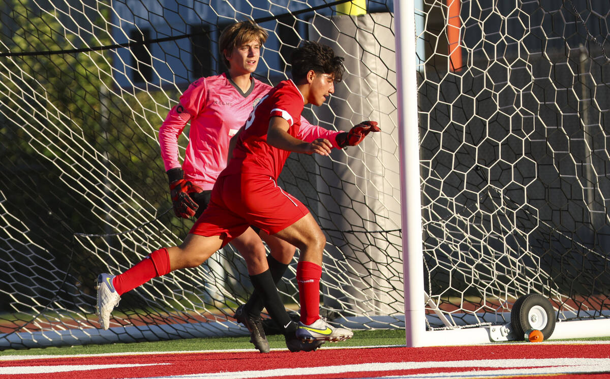 Western's Daniel Chavez (10) and Desert Oasis goalkeeper Kenton Gelis (70) chase after the ball ...