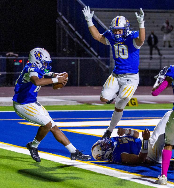 Sierra Vista DE Genesis Ali (15) scores on a blocked punt as LB Reese Pasion (10) celebrates ve ...