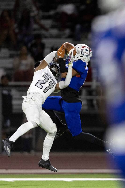 Liberty’s Jayden Robertson (7) attempts to make a catch while Desert Pines’ Regin ...