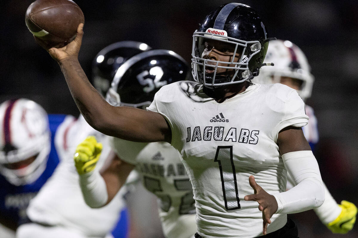 Desert Pines’ Marquis Roby (1) passes to Izley Manutai (13) for a touchdown during a Cla ...