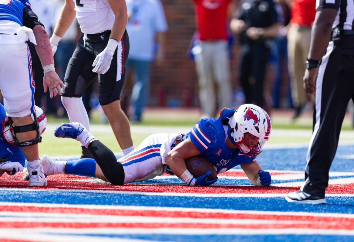 SMU running back Tyler Lavine (31) scores a touchdown during the second half of an NCAA college ...