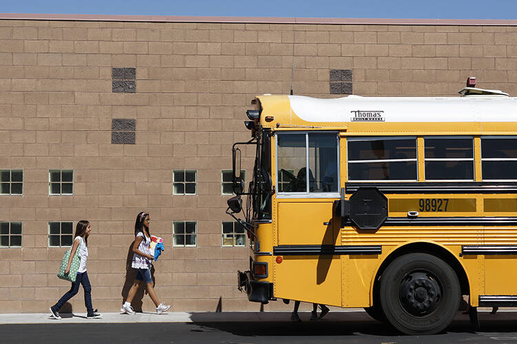 RJ FILE*** JOHN LOCHER/LAS VEGAS REVIEW-JOURNAL A school bus idles in the parking lot of the Ma ...