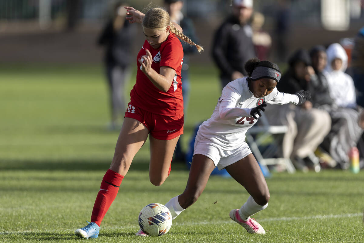 Coronado’s Jacey Phillips (11) dribbles against Desert Oasis’ Loryn Sturgis (24) ...