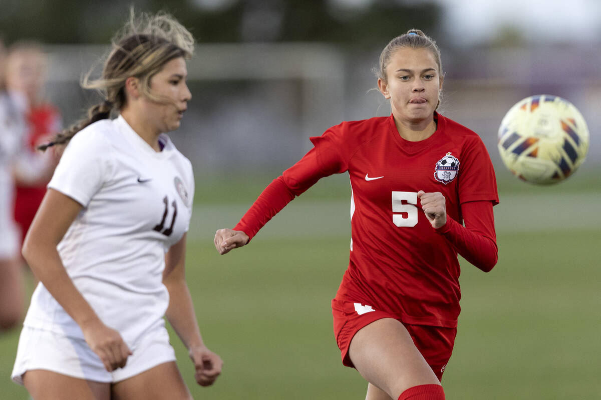 Coronado’s Allison Kleiner (5) anticipates a pass next to Desert Oasis’ Angelina ...