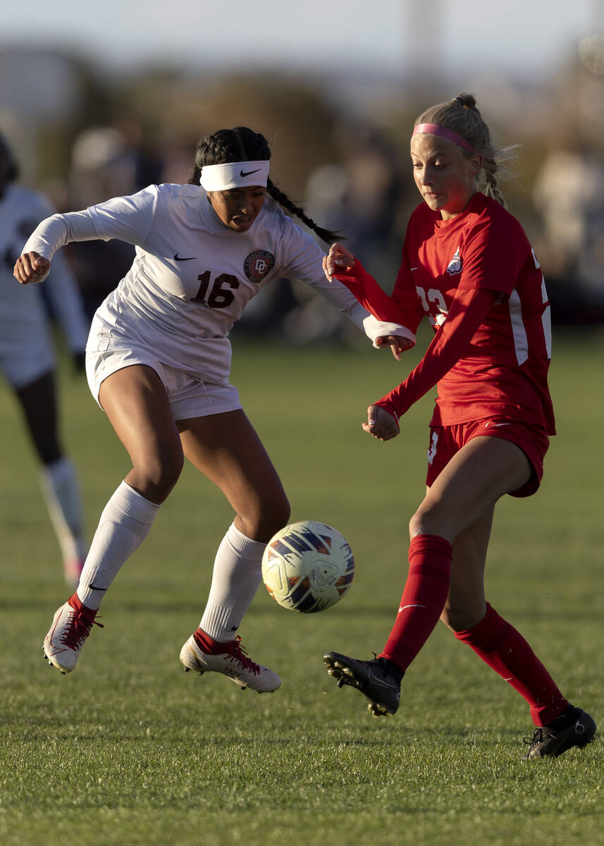 Desert Oasis’ Laila Esteban dribbles against Coronado’s Daphne Egelhoff (23) duri ...