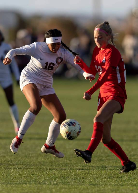 Desert Oasis’ Laila Esteban dribbles against Coronado’s Daphne Egelhoff (23) duri ...