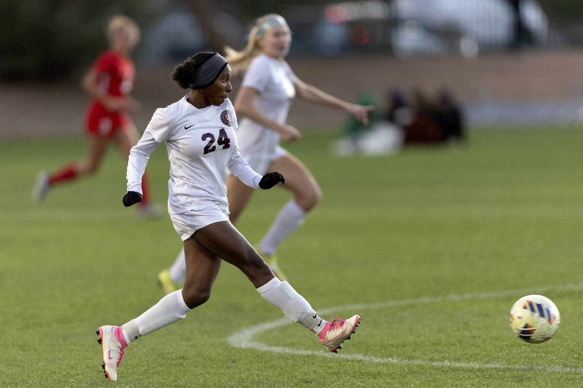 Desert Oasis’ Loryn Sturgis (24) passes after breaking away with the ball during a Class ...