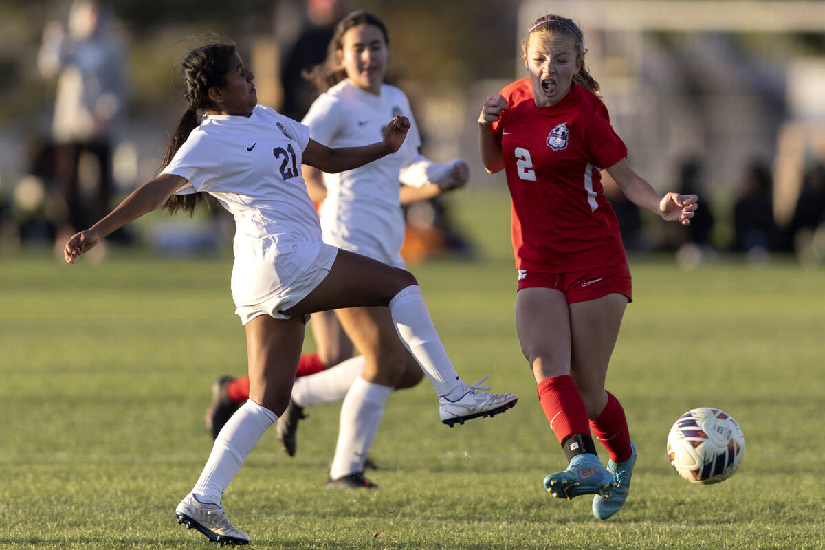 Desert Oasis’ Alyssa Hill (21) attempts to thwart a pass by Coronado’s Elle Bachh ...