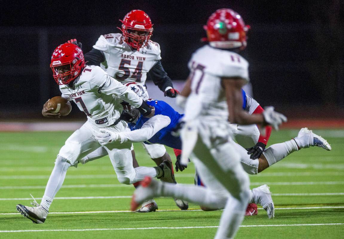 Arbor View QB Michael Kearns (7) scrambles for yards with Liberty MLB Kahekili "koi" ...