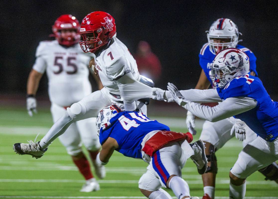 Arbor View QB Michael Kearns (7) scrambles for yards with Liberty CB Ezekiel Lopez (40) and tea ...