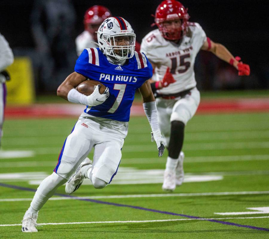 Liberty kickoff returner Jayden Robertson (7) cuts up field for a long run over Arbor View duri ...