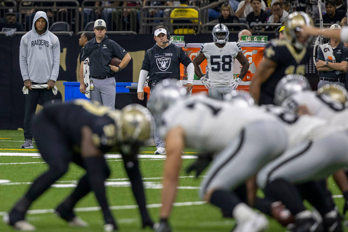 Raiders tight end Darren Waller (83), left, head coach Josh McDaniels, second from right, and R ...