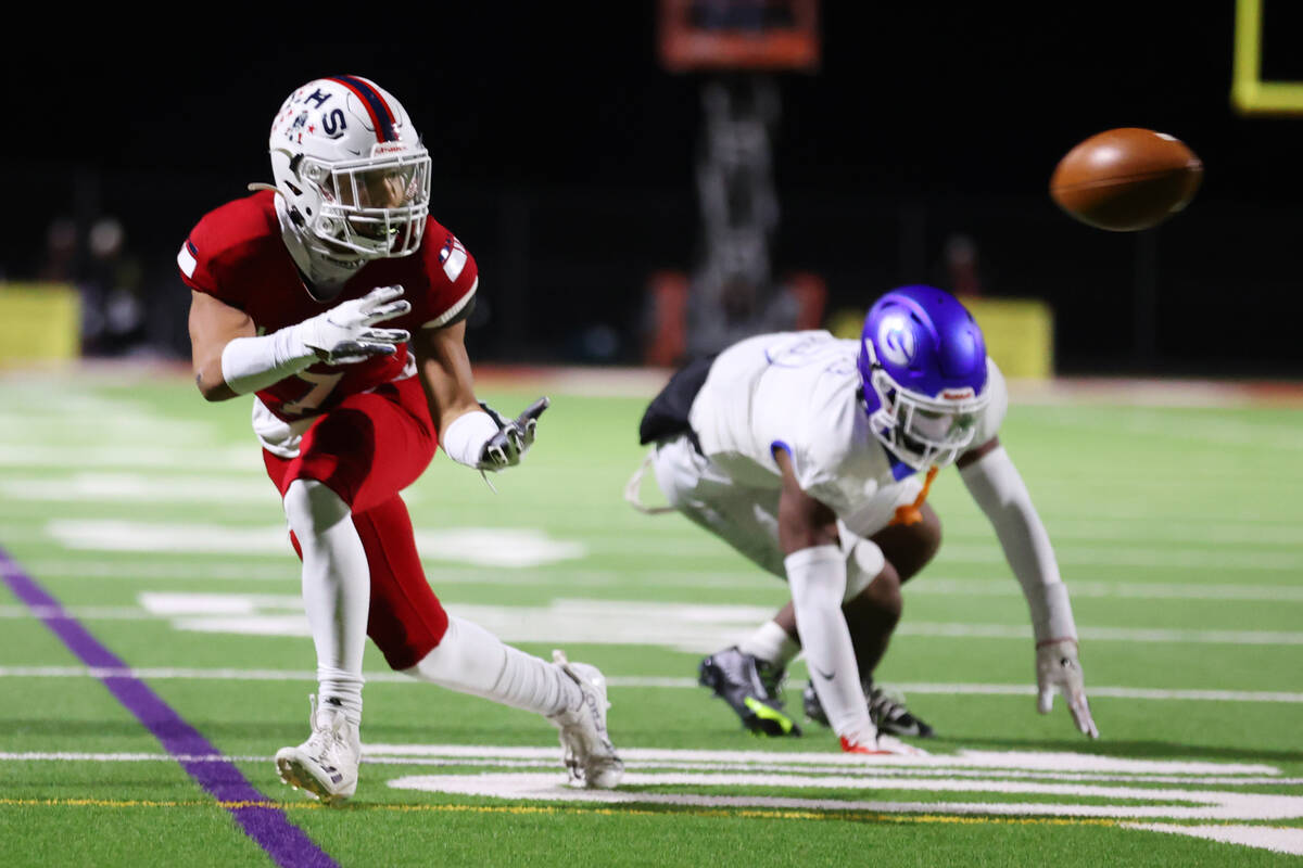 Liberty's Jayden Robertson (7) makes a catch during the first half of the football 5A regional ...