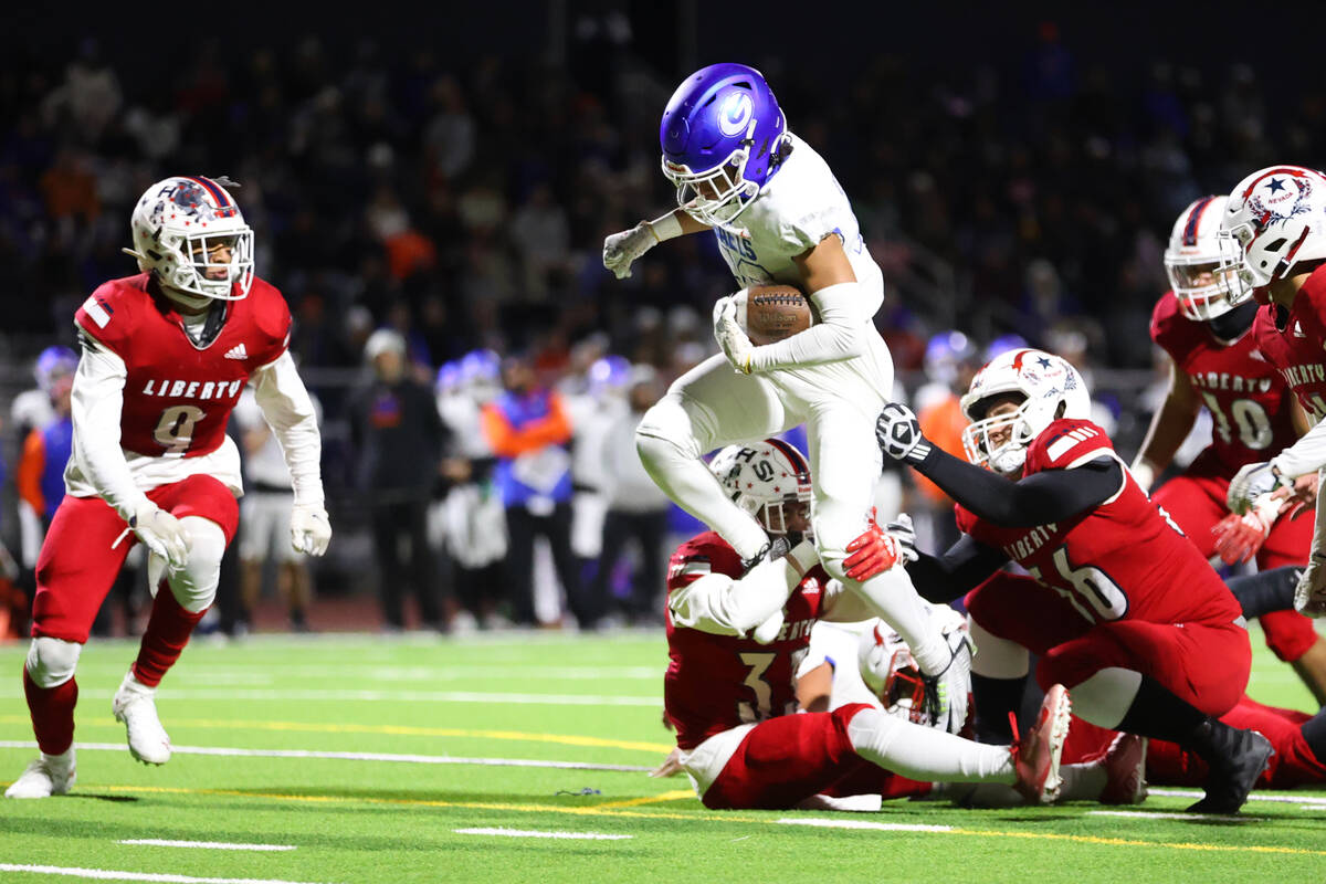 Bishop Gorman's Micah Kaapana (22) runs the ball against Liberty during the first half of the f ...